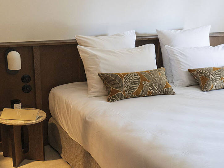 Chambres d'hotel chaleureuses et décorées avec gout 