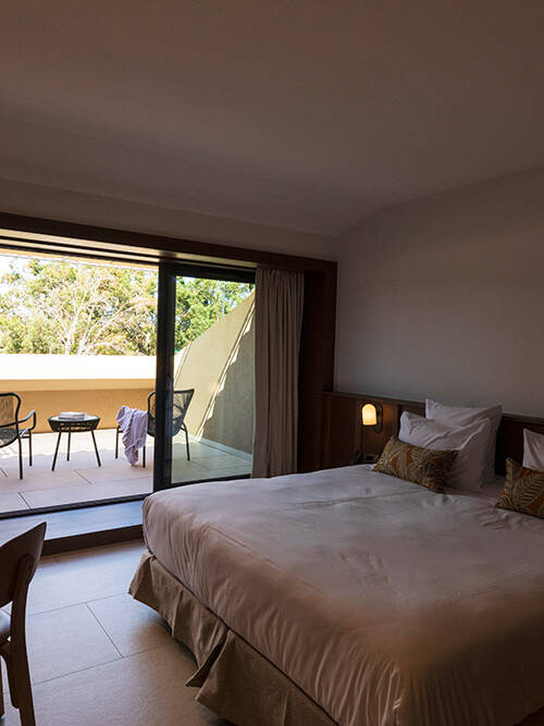 Chambres d'hôtel de luxe chaleureuses et décorées avec gout à Porto Vecchio