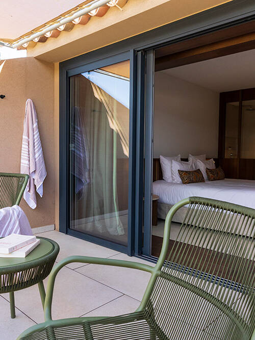 Chambre supérieure sophistiquée de l'hôtel spa de luxe