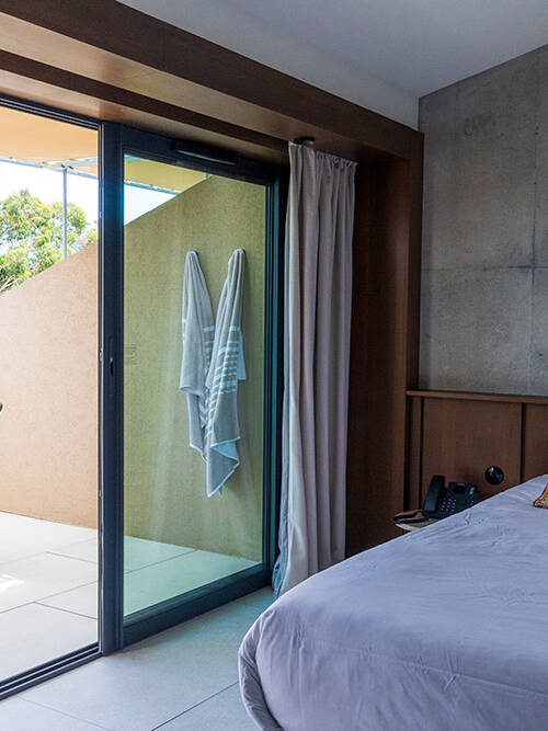 Chambre supérieure sophistiquée de l'hôtel spa de luxe