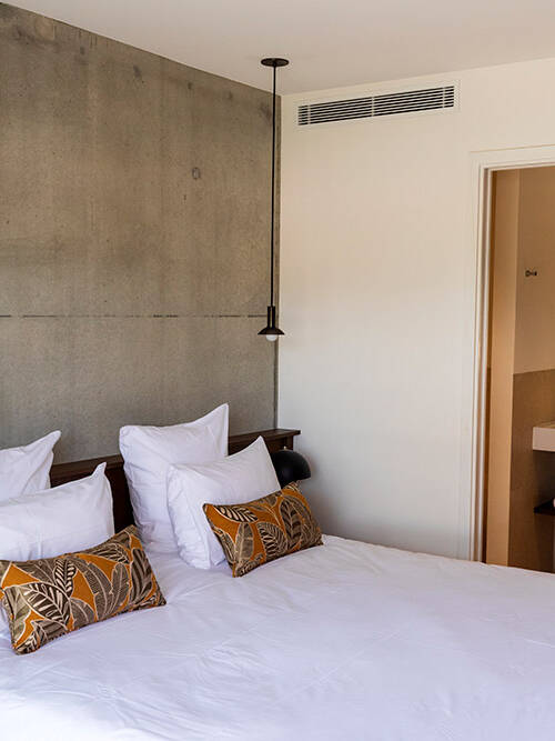 Chambre supérieure sophistiquée de l'hôtel spa de luxe