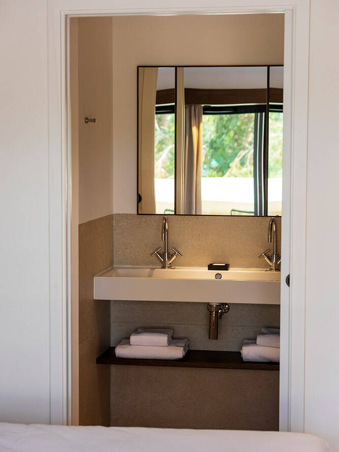 Chambre supérieure sophistiquée de l'hôtel spa de luxe