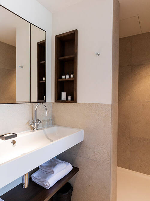 Chambre supérieure sophistiquée de l'hôtel spa de luxe