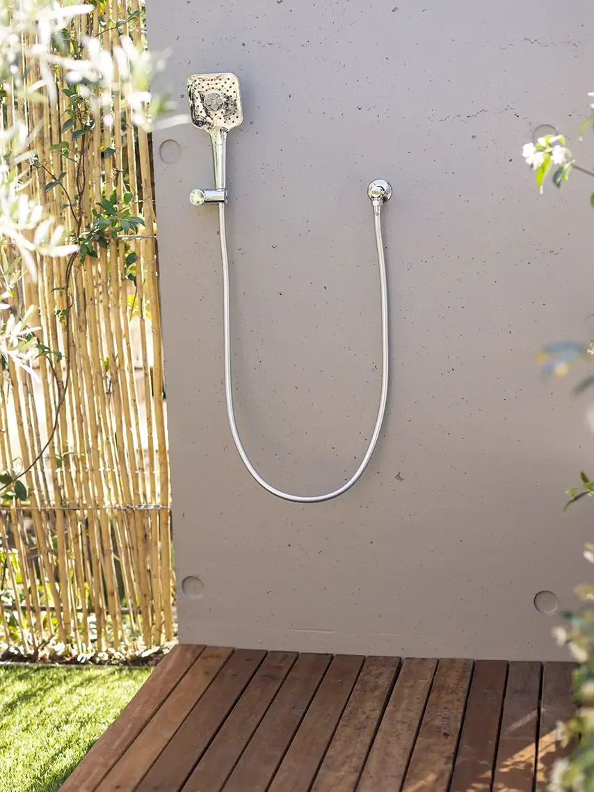 Douche extérieure de la Chambre Deluxe Jardin de l'hôtel 4 étoiles à Porto-vecchio