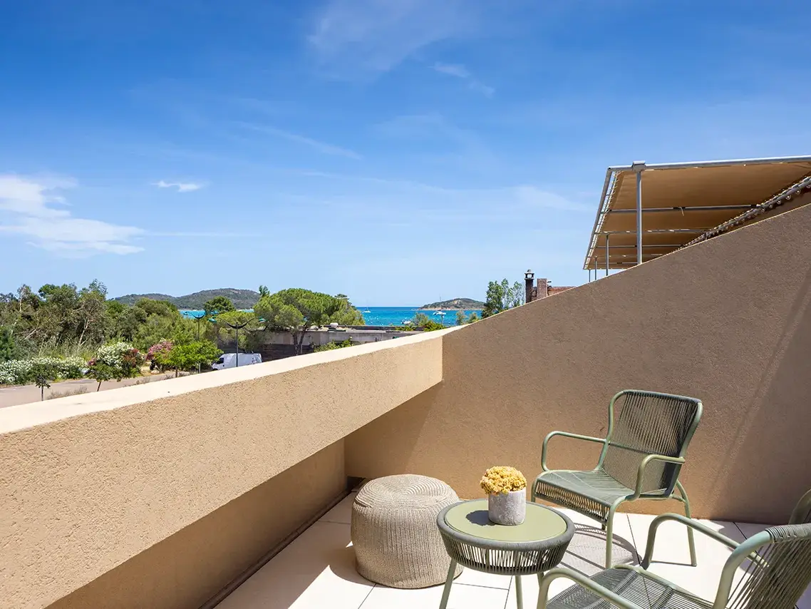 Terrasse de la Chambre Exécutive de l'hôtel 4 étoiles à Porto-vecchio