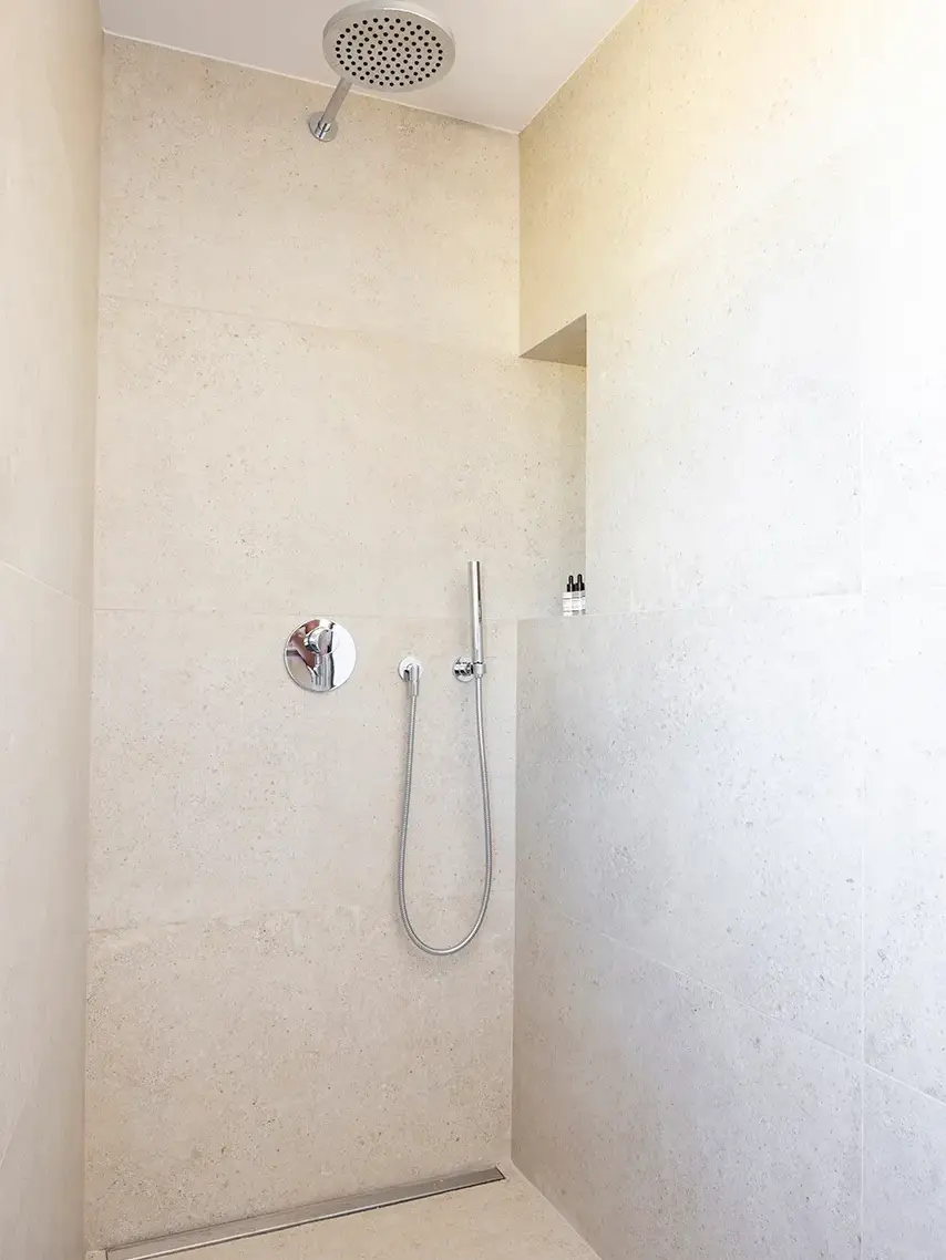 Douche de la Chambre Familiale dans hôtel luxe Sud Corse