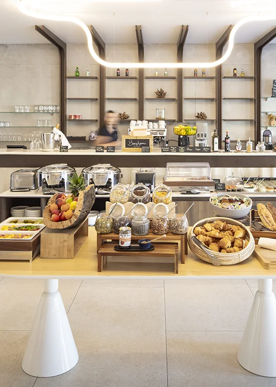 Petit-déjeuner de l'hôtel de luxe à San Ciprianu Porto-Vecchio